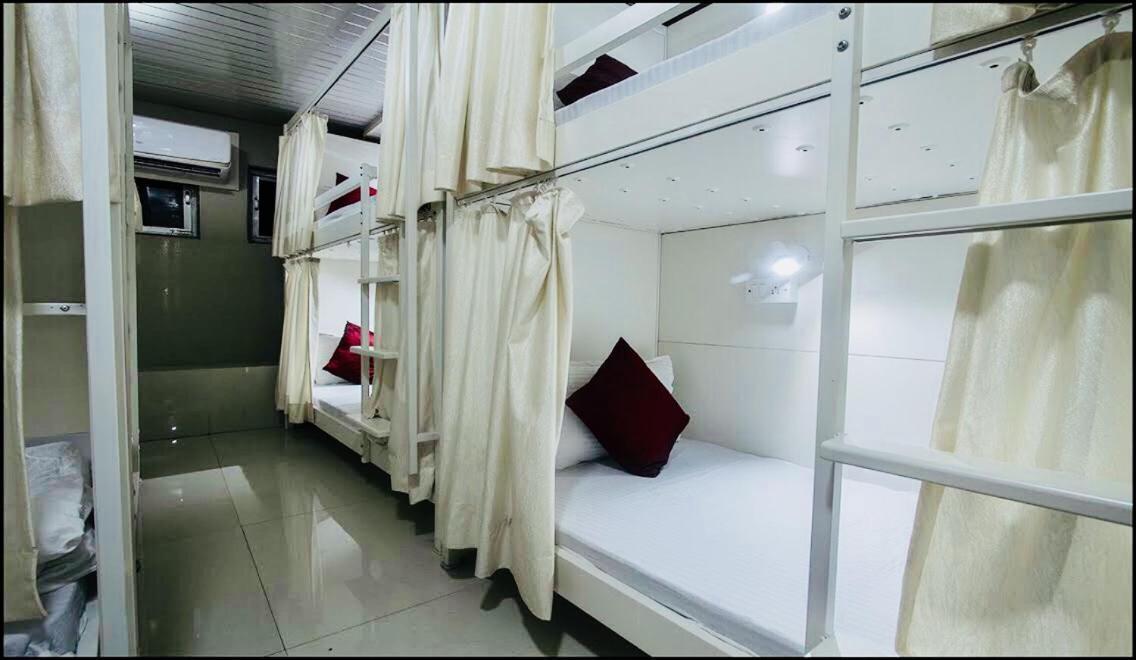 Qubestay Airport Capsule Hotel & Hostel — Photos 3